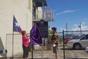 Donna and Paul unveil the marker